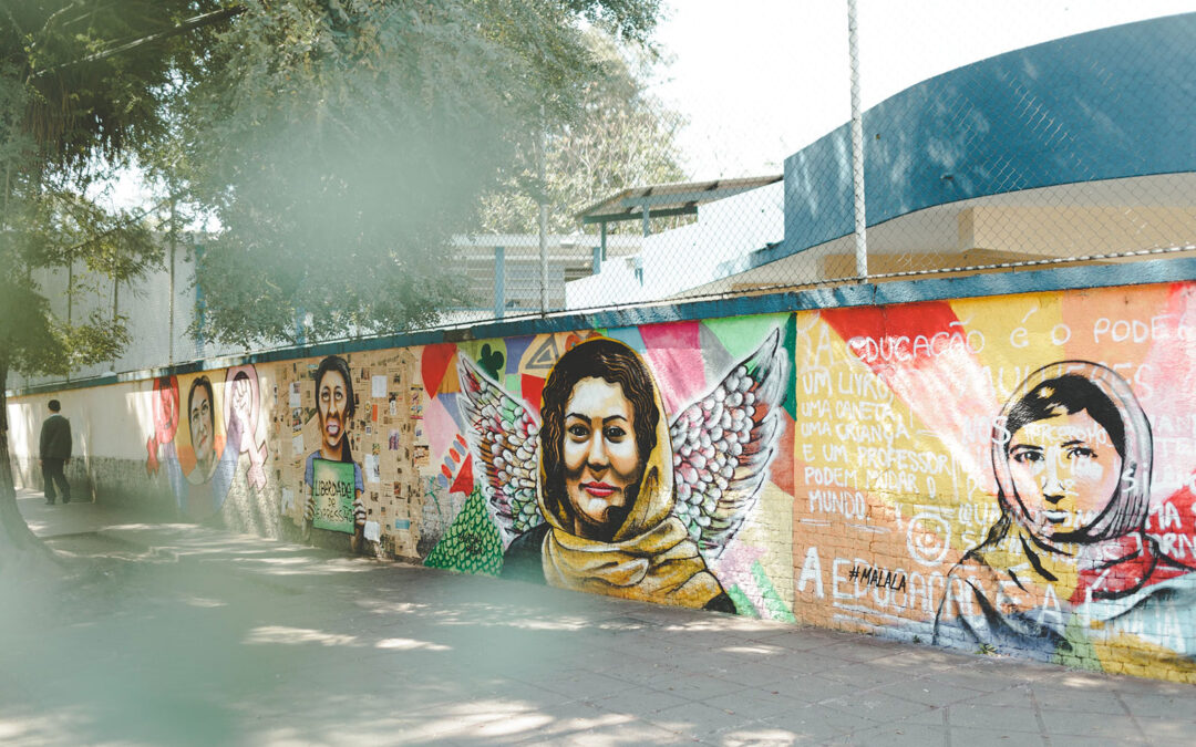 Mulheres defensoras de direitos humanos no muro do Colégio Tiradentes