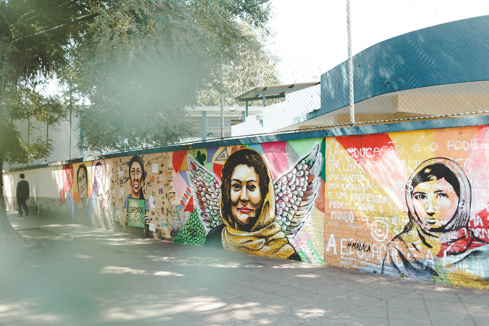 Mulheres defensoras de direitos humanos no muro do Colégio Tiradentes