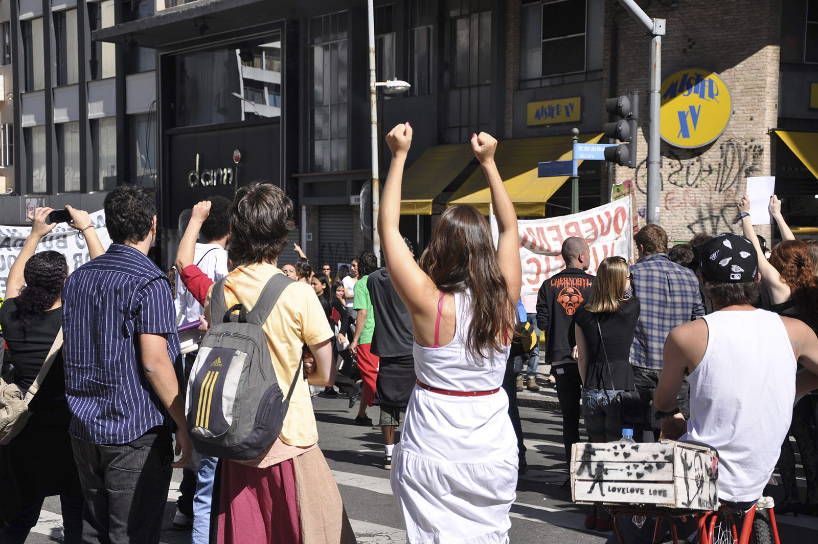 Democracia e direitos humanos se relacionam, mas não são sinônimos