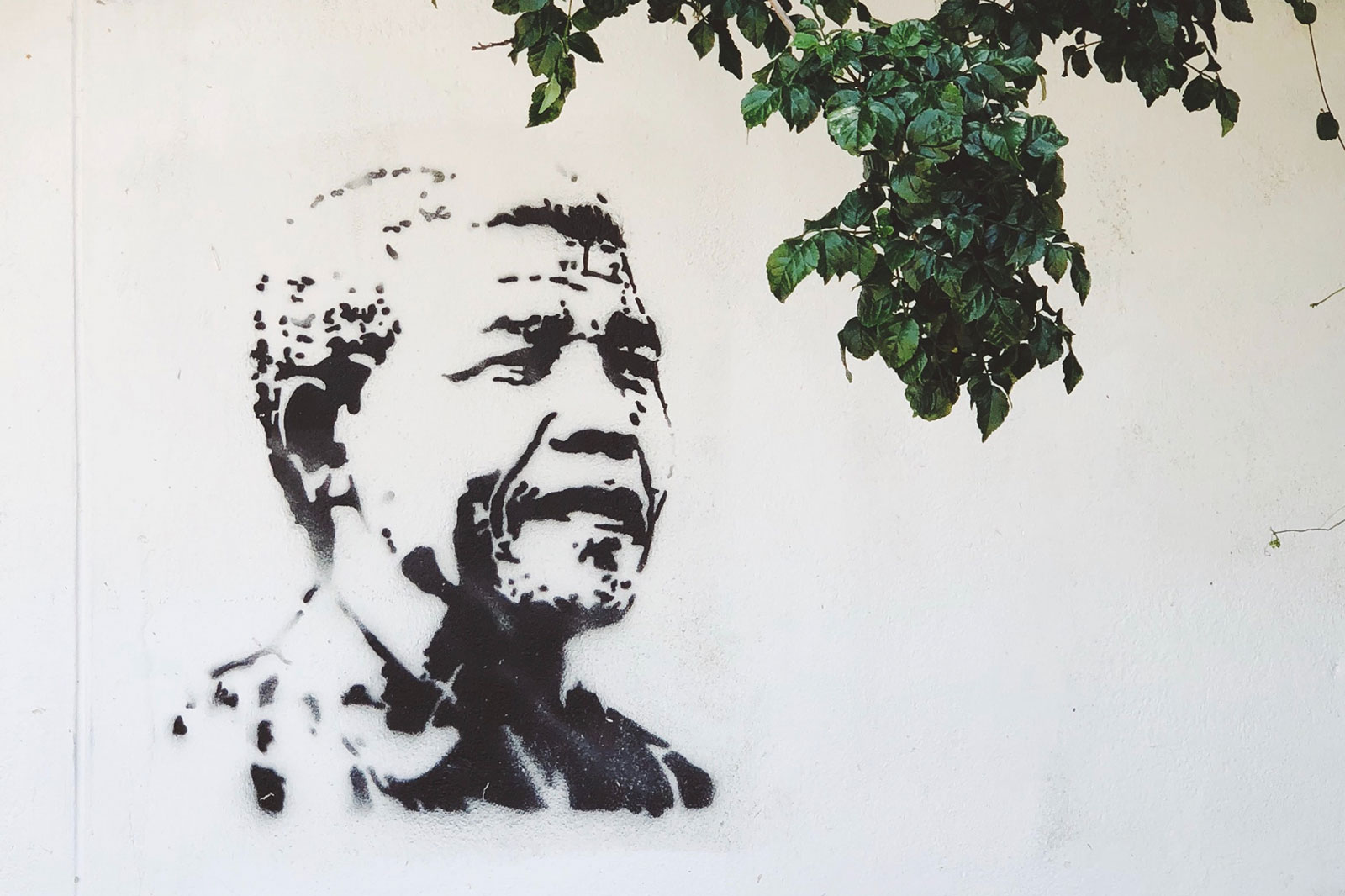 Arte de rua com o rosto de Nelson Mandela