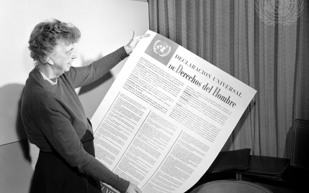 Eleanor Roosevelt segura um pôster da Declaração Universal dos Direitos Humanos